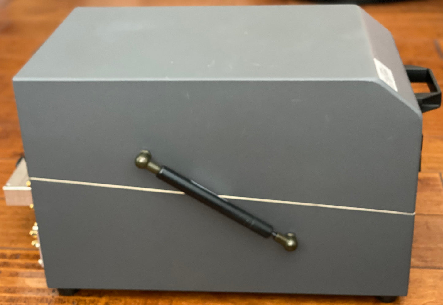 Bench-top Clamshell RF Isolation unit